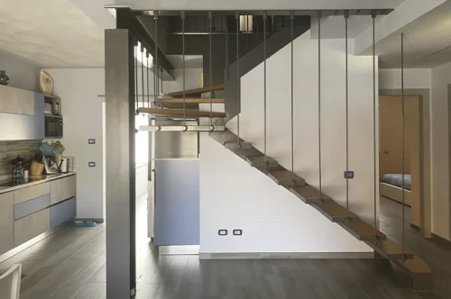 Progettazione di scala interna in casa moderna