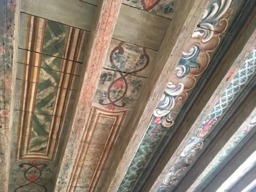 recupero di affreschi su travi in legno presso la canonica di una chiesa del 1600