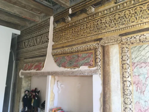 risanamento di un altare in marmo in chiesa del 1600