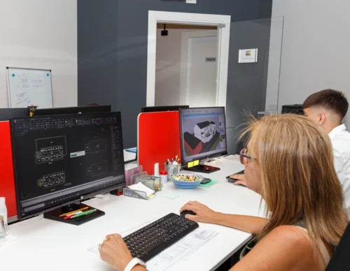 Interno dello Studio di Architettura di Brescia con professionisti in fase di progettazione