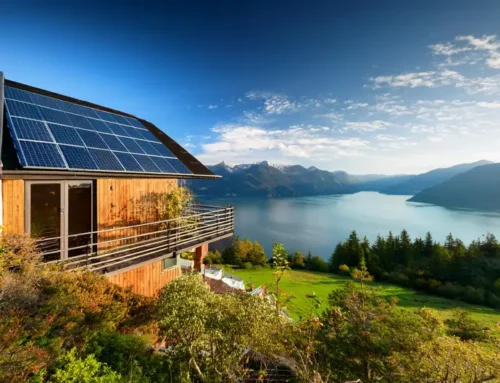 Casa in montagna con pannelli fotovoltaici