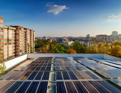 pannelli fotovoltaici su tetto di condominio in città