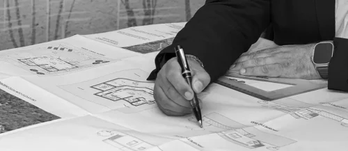 Architetto Bana Salò mentre analizza un progetto edile di casa privata