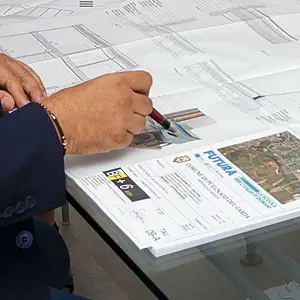Architetto in fase di controllo di progetto casa privata